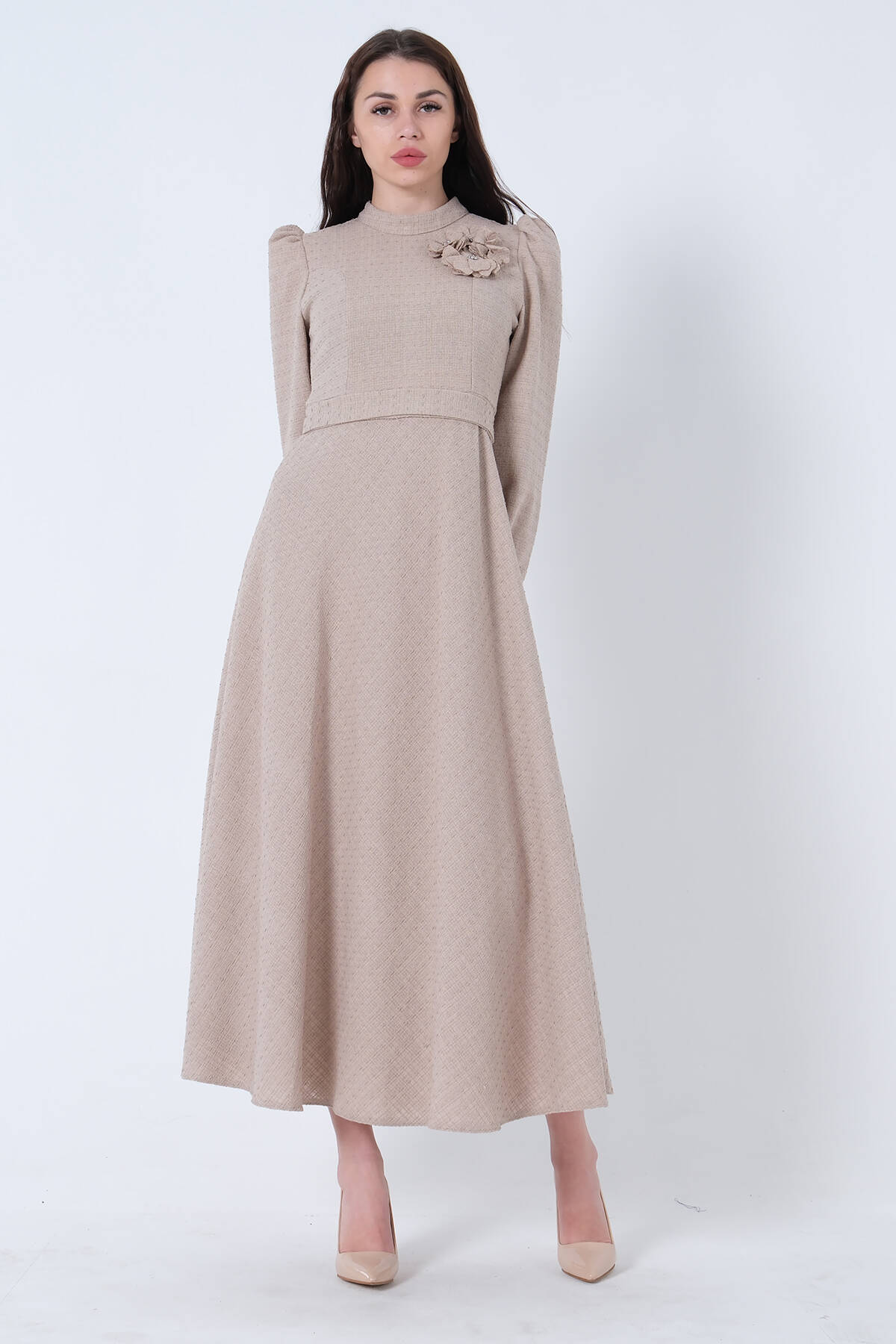 Bej Tüvid Kumaş Çiçek Detaylı Kolları Lastikli Seyyar Kuşaklı Elbise 4593267.55 