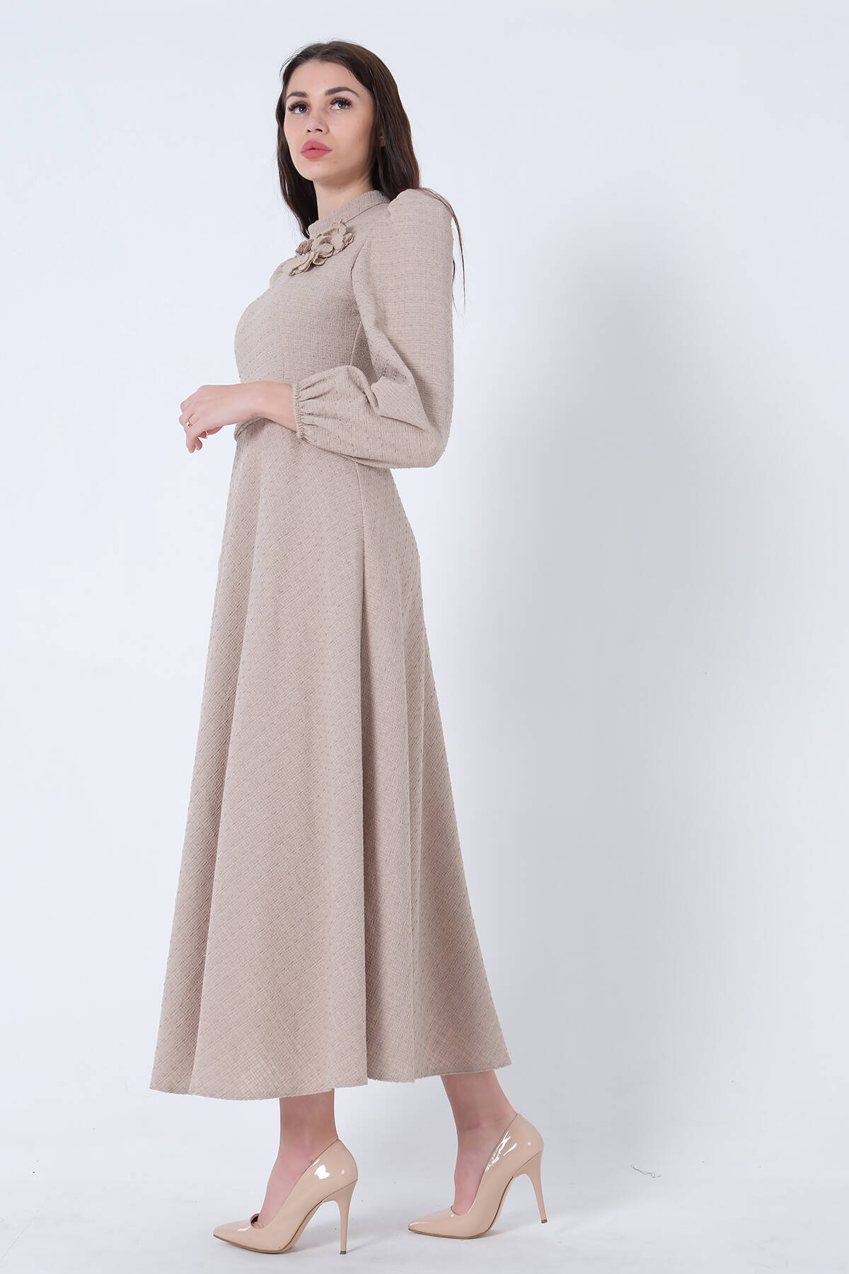 Bej Tüvid Kumaş Çiçek Detaylı Kolları Lastikli Seyyar Kuşaklı Elbise 4593267.55 - Ardanewline (1)