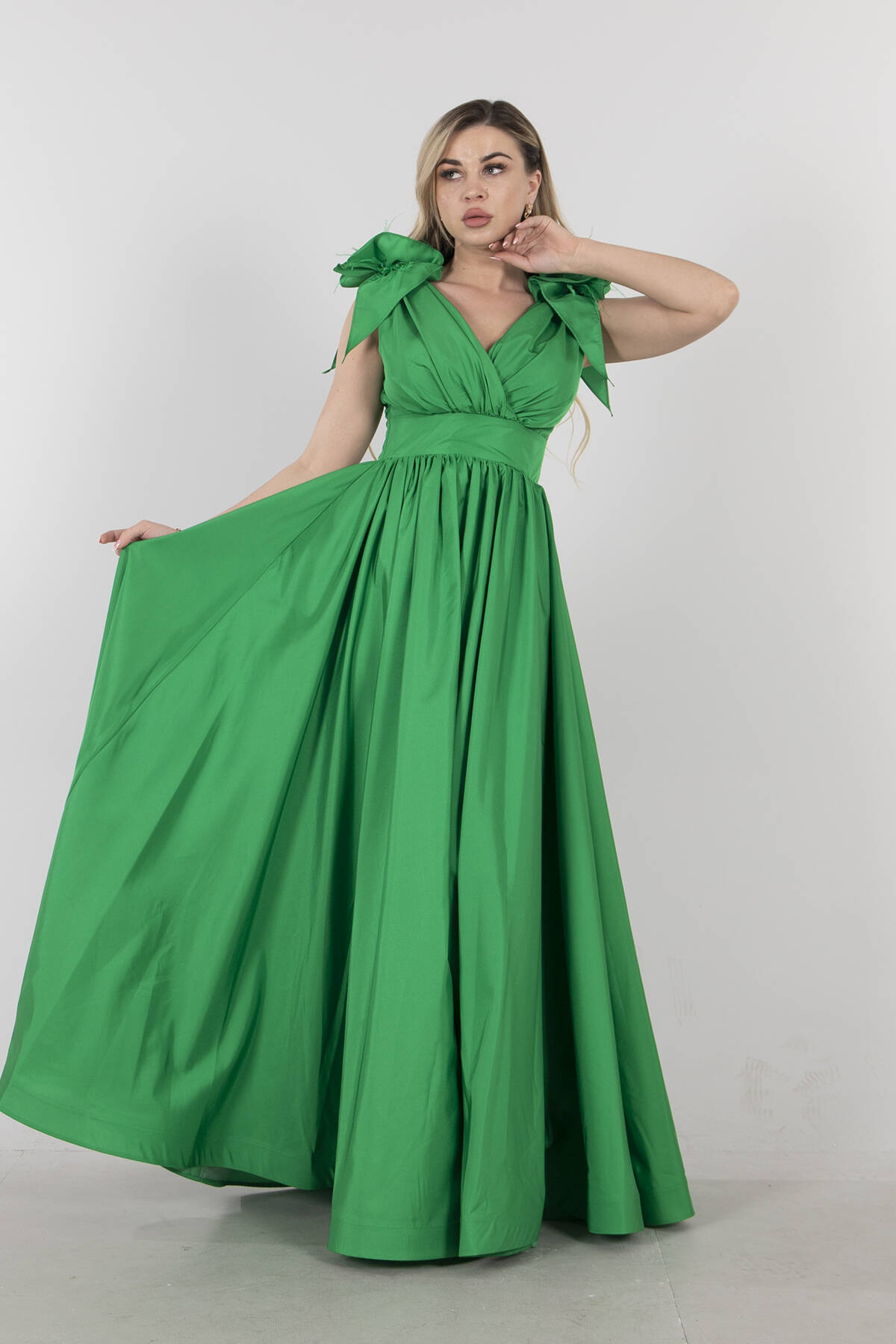 Benetton Omuzları Çiçek Detaylı V Yaka Saten Abiye 1302049.435 