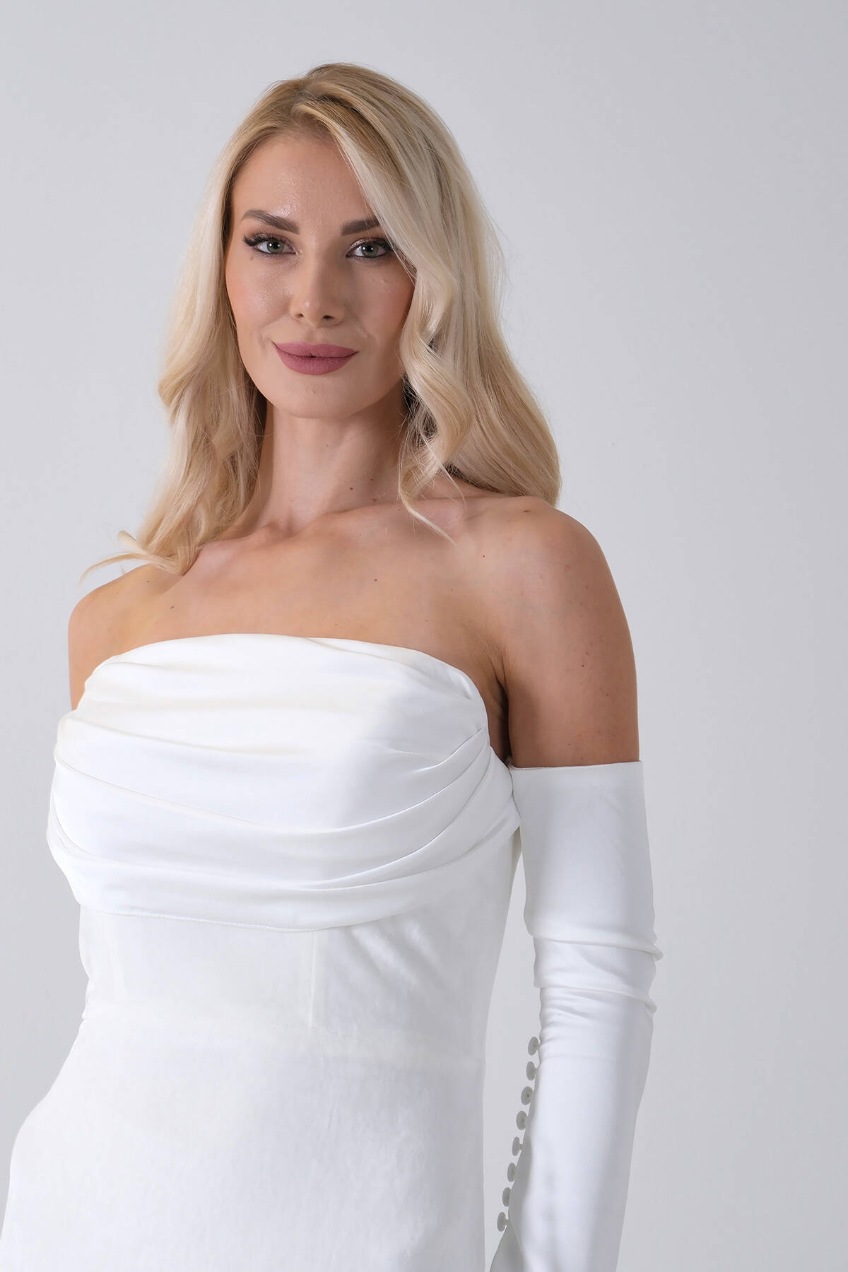 Beyaz Drapeli Takma Kol Detaylı Kadife Abiye 0801068.15 Beyaz