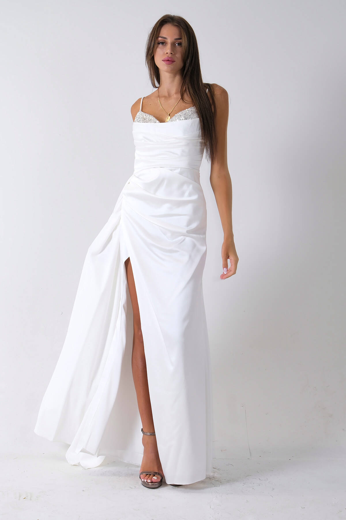 Beyaz Göğüs Taşlı Işıltı Detaylı Yırtmaçlı Saten Abiye Elbise 0801027.15 Beyaz