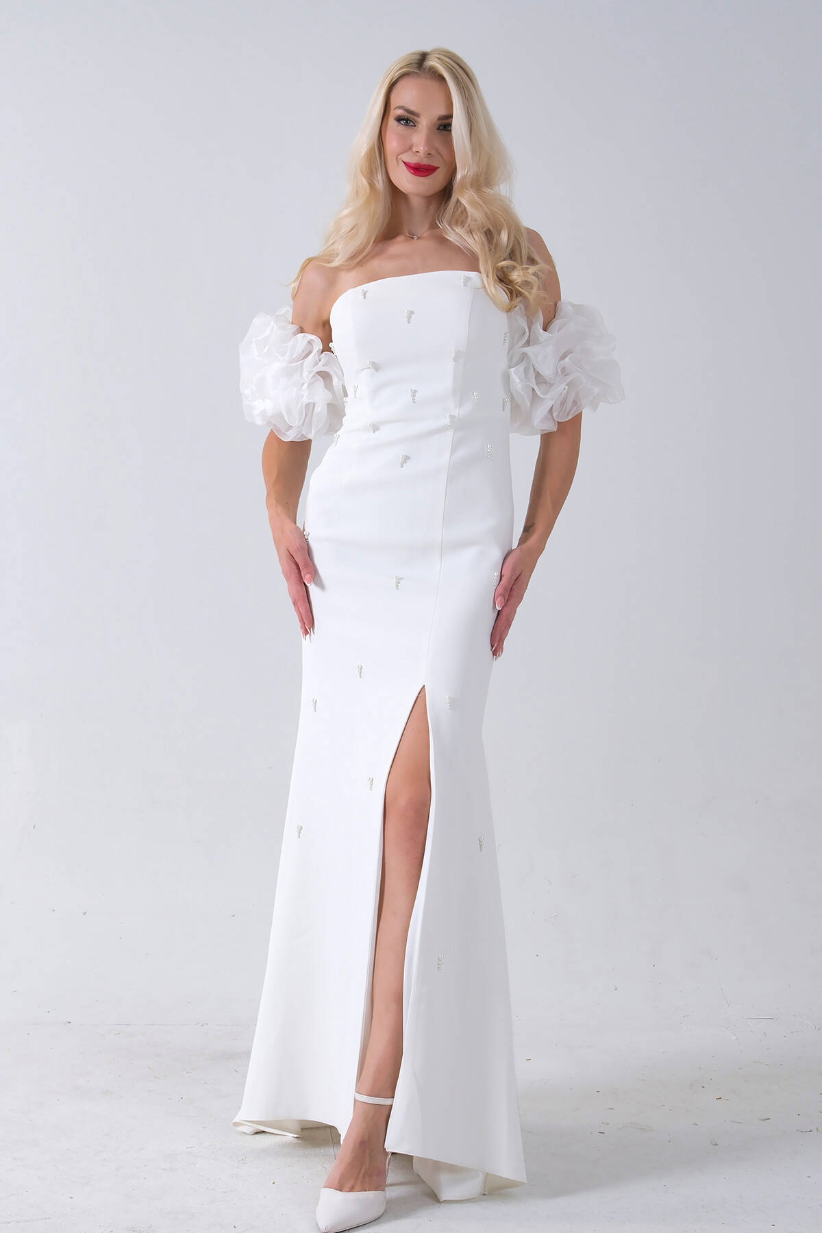 Beyaz İnci İşlemeli Balon Kol Straplez Abiye Elbise 0801011.15 Beyaz