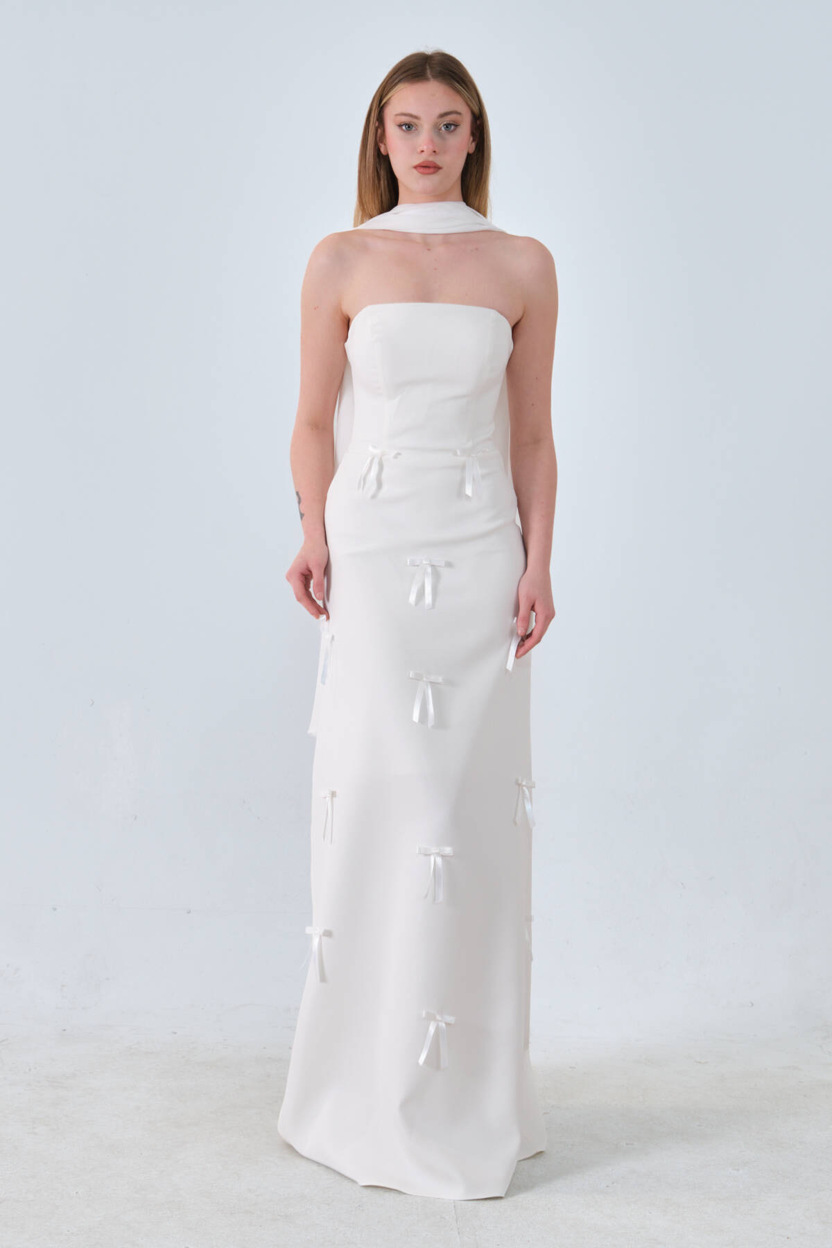 Beyaz Üzeri Fiyonk İşlemeli Kuşak Detaylı Straplez Abiye 0801170.15 Beyaz