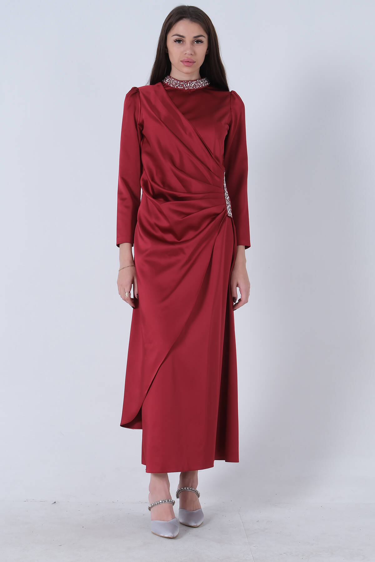 Bordo Bel Ve Yaka Taş İşlemeli Yırtmaç Detaylı Tesettür Elbise 7702242.04