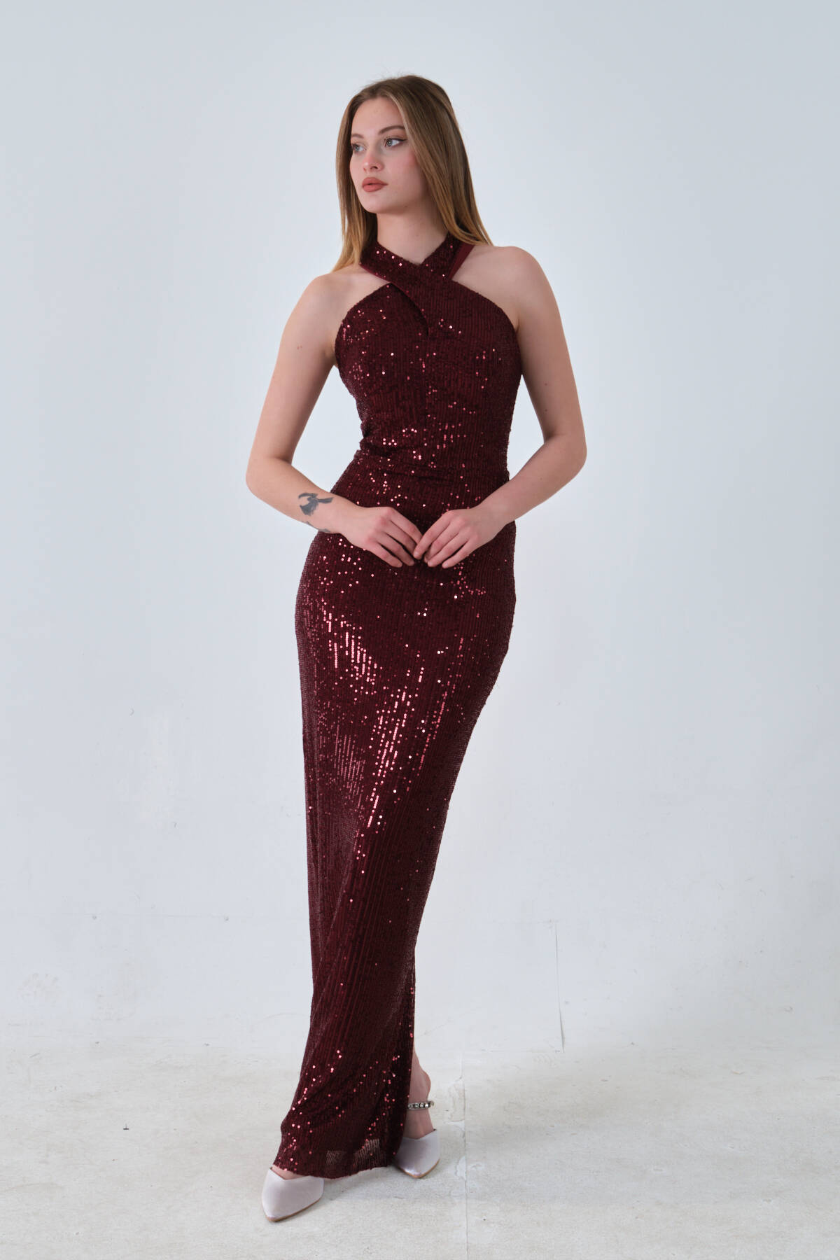 Bordo Boyundan Bağlamalı Arkadan Yırtmaç Detaylı Pul Payet Abiye 0801074.04 Bordo