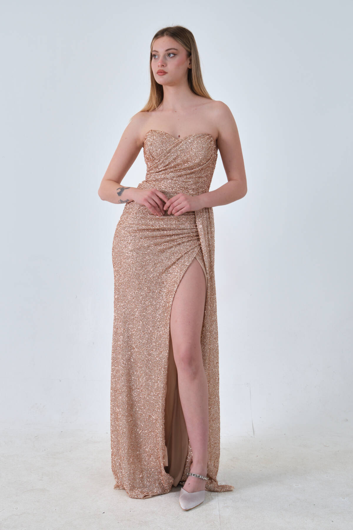 Gold Taş Boncuk İşlemeli Yırtmaçlı Straplez Abiye 9705300.122 - Ardanewline