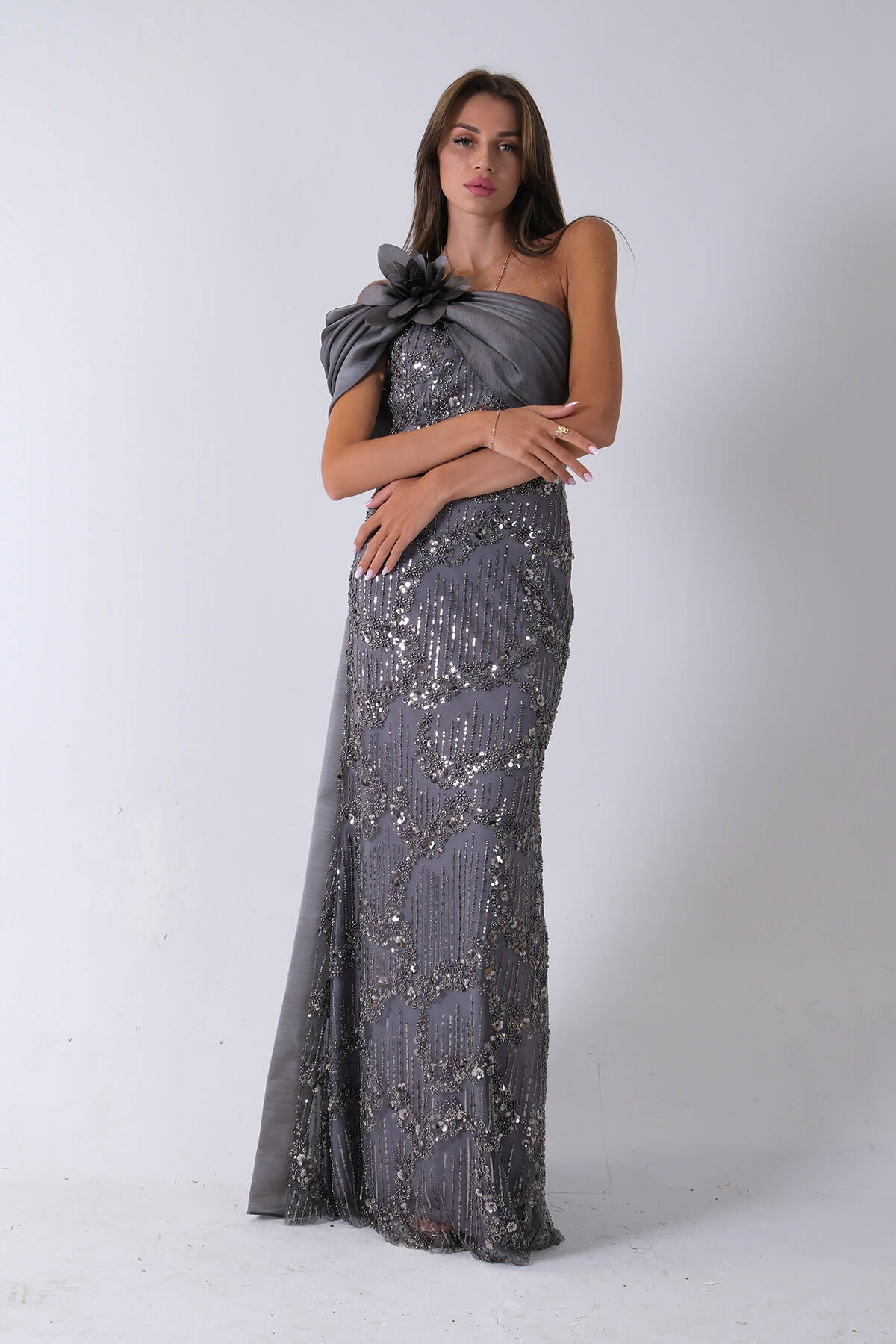 Gri Çiçek Detaylı Pul Boncuk İşlemeli Kuyruklu Abiye 9705650.06 Gri