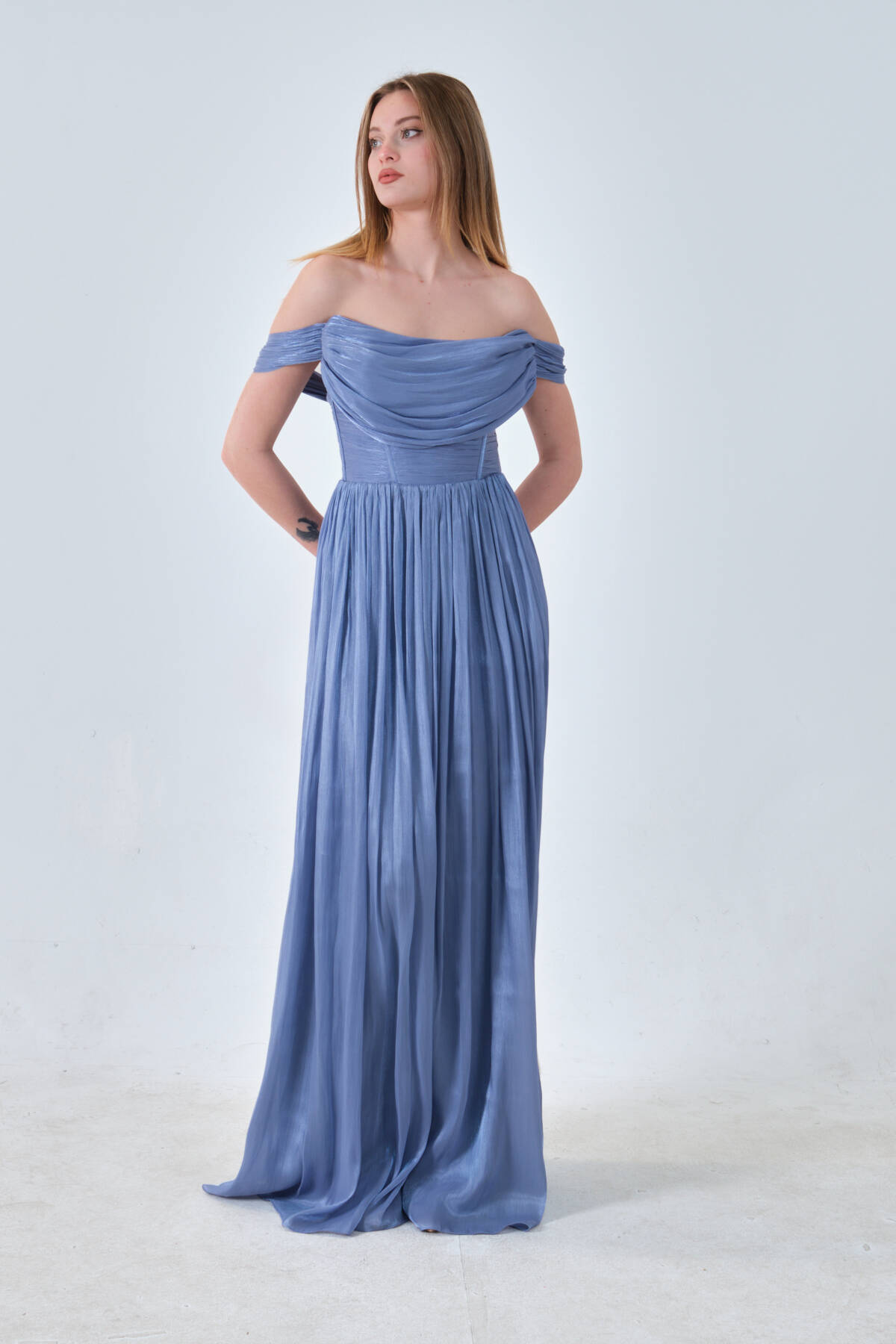 İndigo Drape Yaka Detaylı Şifon Straplez Abiye 08011861.98 İndigo