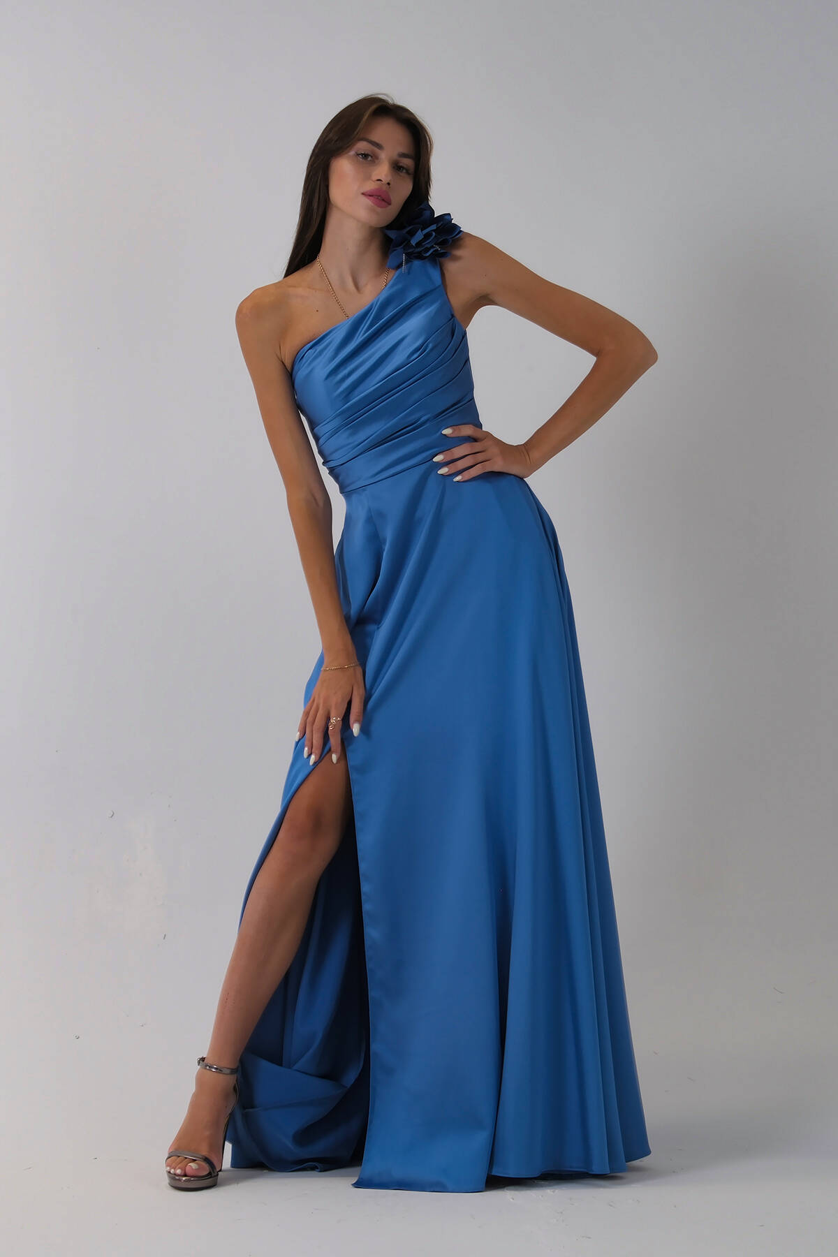 İndigo Tek Omuz Çiçek Detaylı Saten Yırtmaçlı Abiye 0801041.98 İndigo