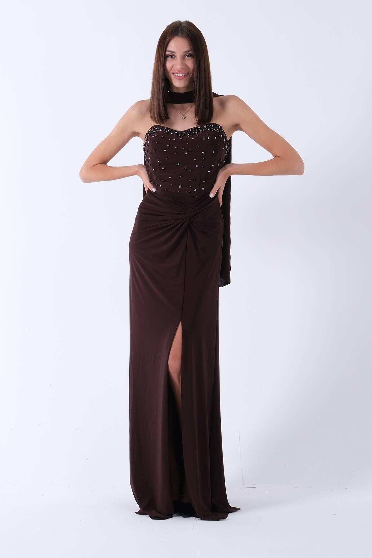 Kahve Göğüs Taş İşlemeli Önü Büzgü Detaylı Yırtmaçlı Straplez Abiye 9705721.05 