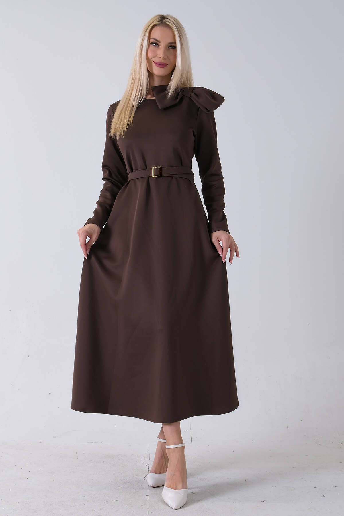 Kahve Omuz Fiyonk Detaylı Kemerli Bisiklet Yaka Scuba Tesettür Elbise 4593456.05 - Ardanewline (1)