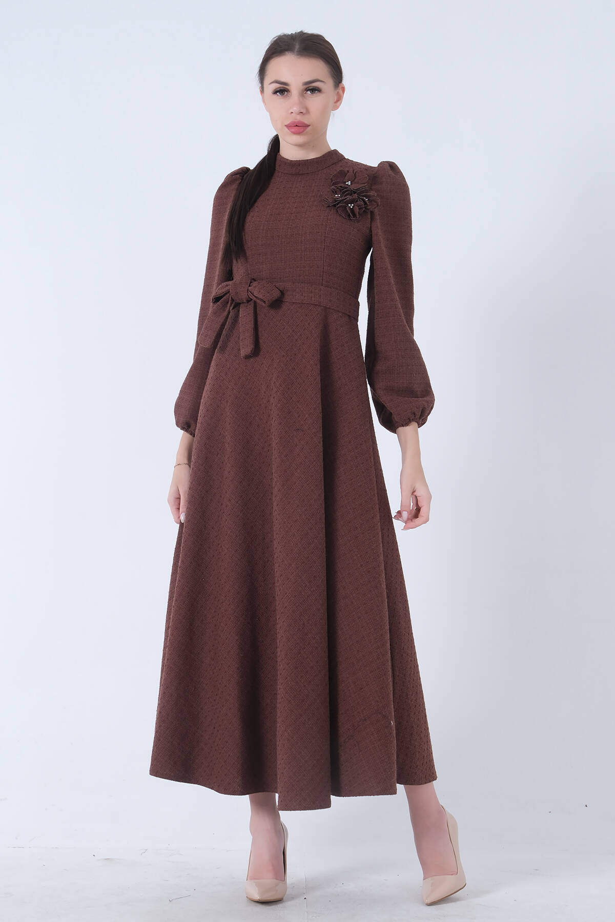 Kahve Tüvid Kumaş Çiçek Detaylı Kolları Lastikli Seyyar Kuşaklı Elbise 4593267.05 