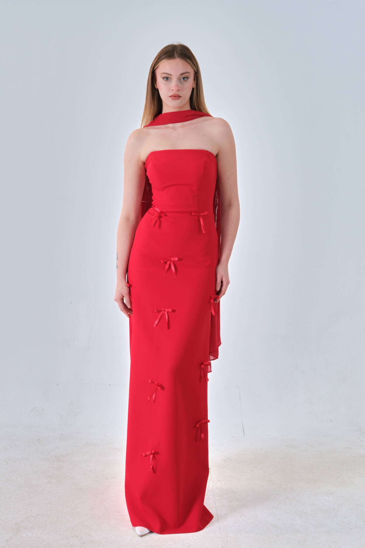 Kırmızı Üzeri Fiyonk İşlemeli Kuşak Detaylı Straplez Abiye 0801170.08 Kırmızı