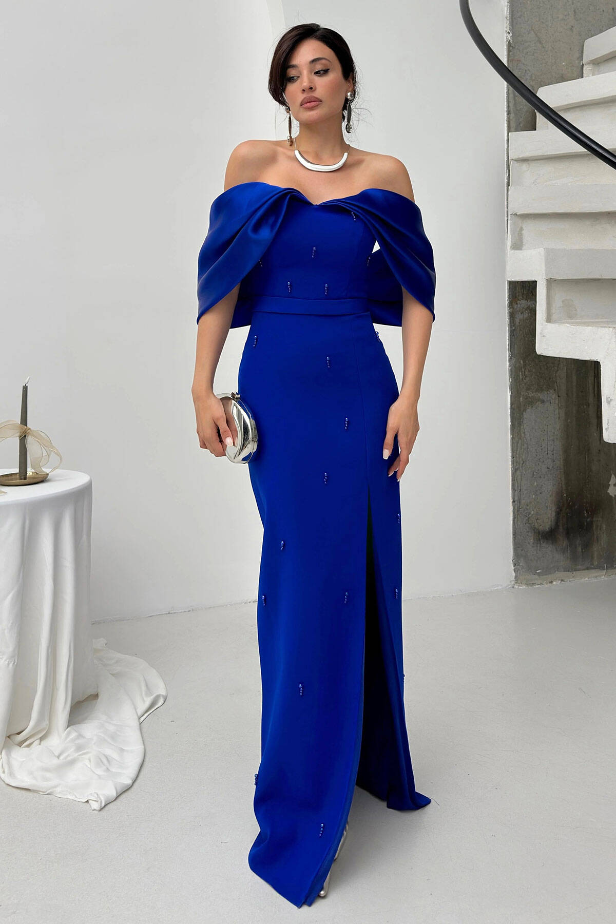 Saks Üzeri Taş İşlemeli Yırtmaç Detaylı Düşük Omuz Abiye 0801091.26 Saks