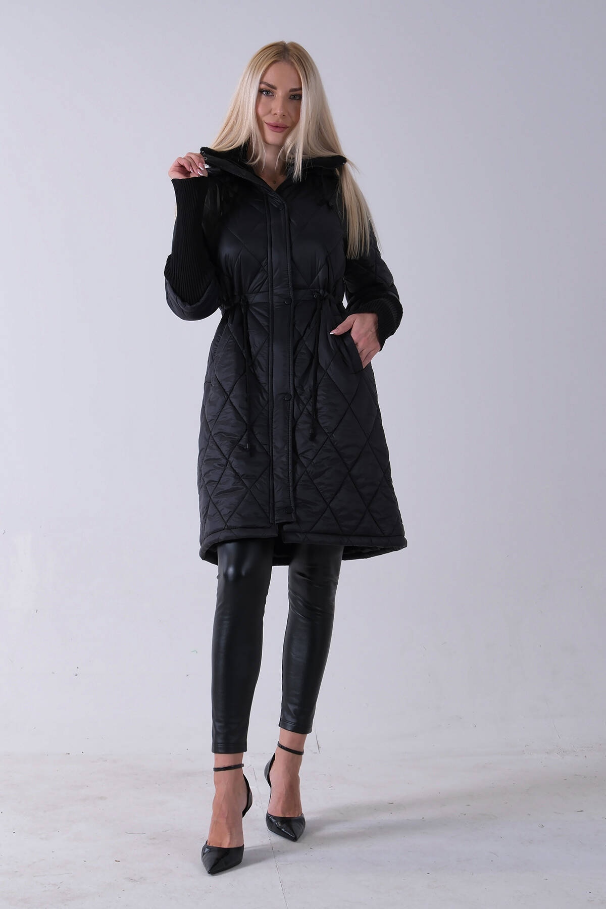 Siyah Bileği Lastikli Kapüşonlu Baklava Desenli Şişme Mont 44520207.01 - Ardanewline (1)