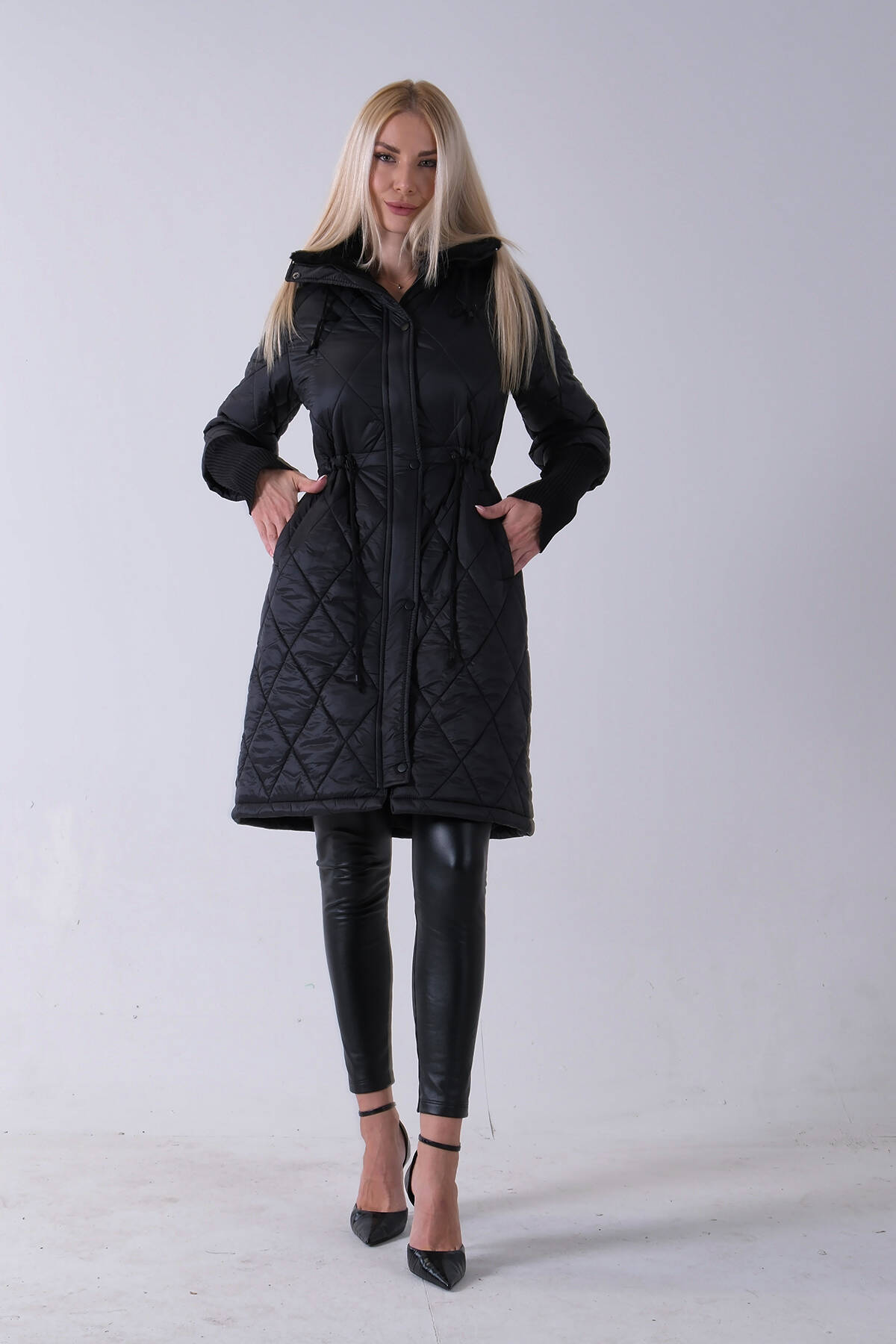 Siyah Bileği Lastikli Kapüşonlu Baklava Desenli Şişme Mont 44520207.01 Siyah