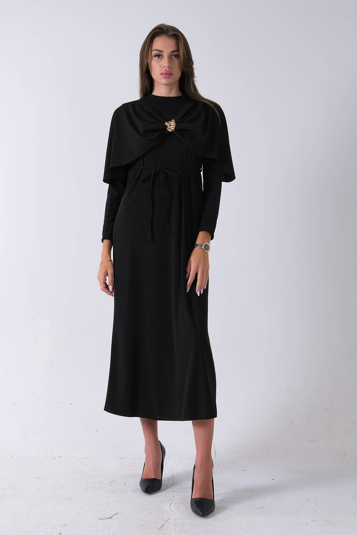 Siyah Bisiklet Yaka Kendinden Şal Detaylı Broşlu Bel Bağlamalı Elbise 4571580.01 - Ardanewline