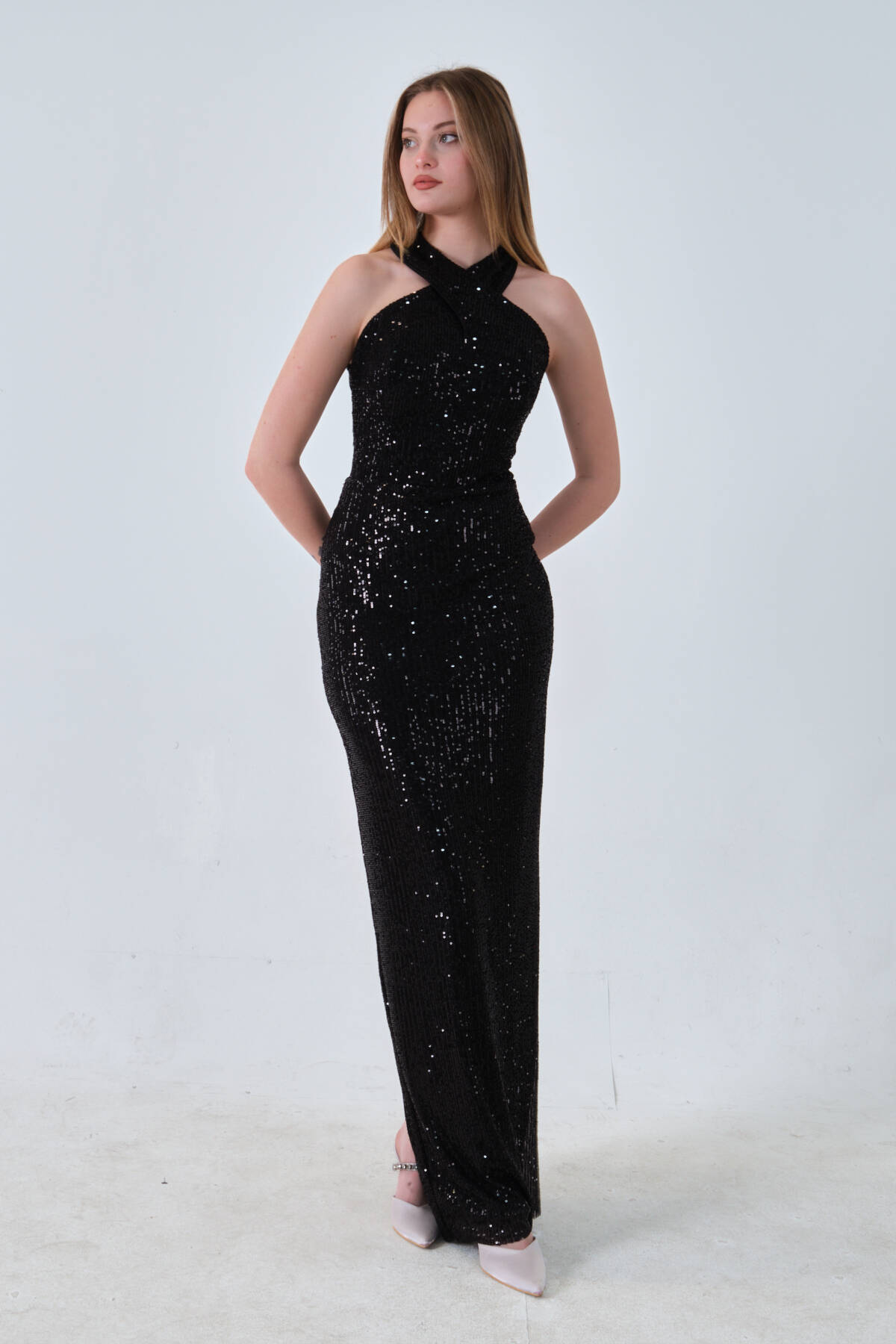 Siyah Boyundan Bağlamalı Arkadan Yırtmaç Detaylı Pul Payet Abiye 0801074.01 Siyah