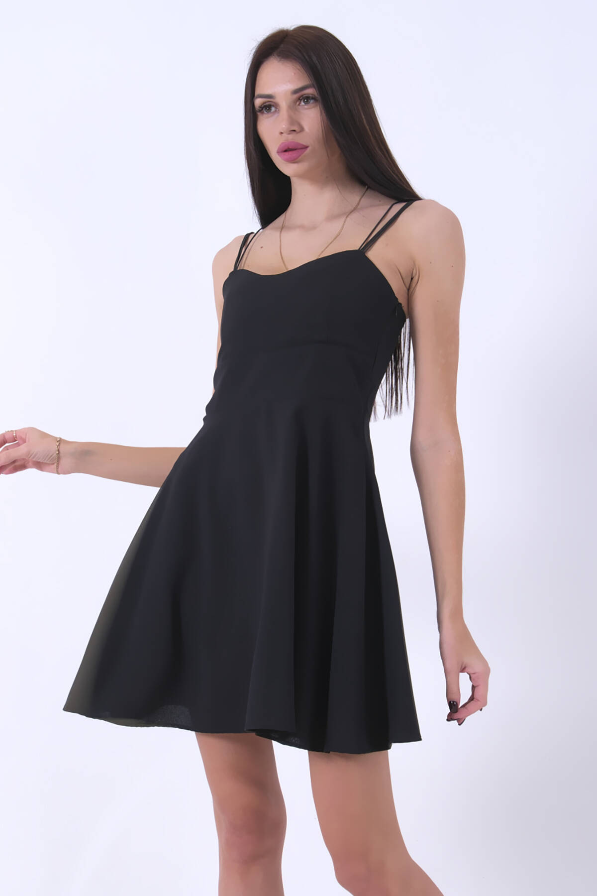 Siyah İnce Askılı Sırt Dekolteli V Yaka Kloş Abiye Elbise & Mezuniyet Elbisesi 0104026.01 