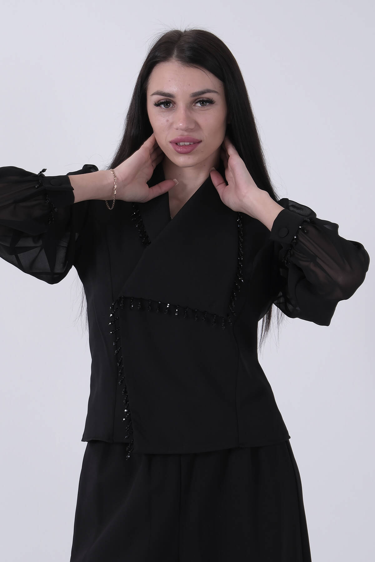 Siyah Kruvaze Yaka Taş Boncuk Detaylı Bluz 4202781.01 - Ardanewline (1)