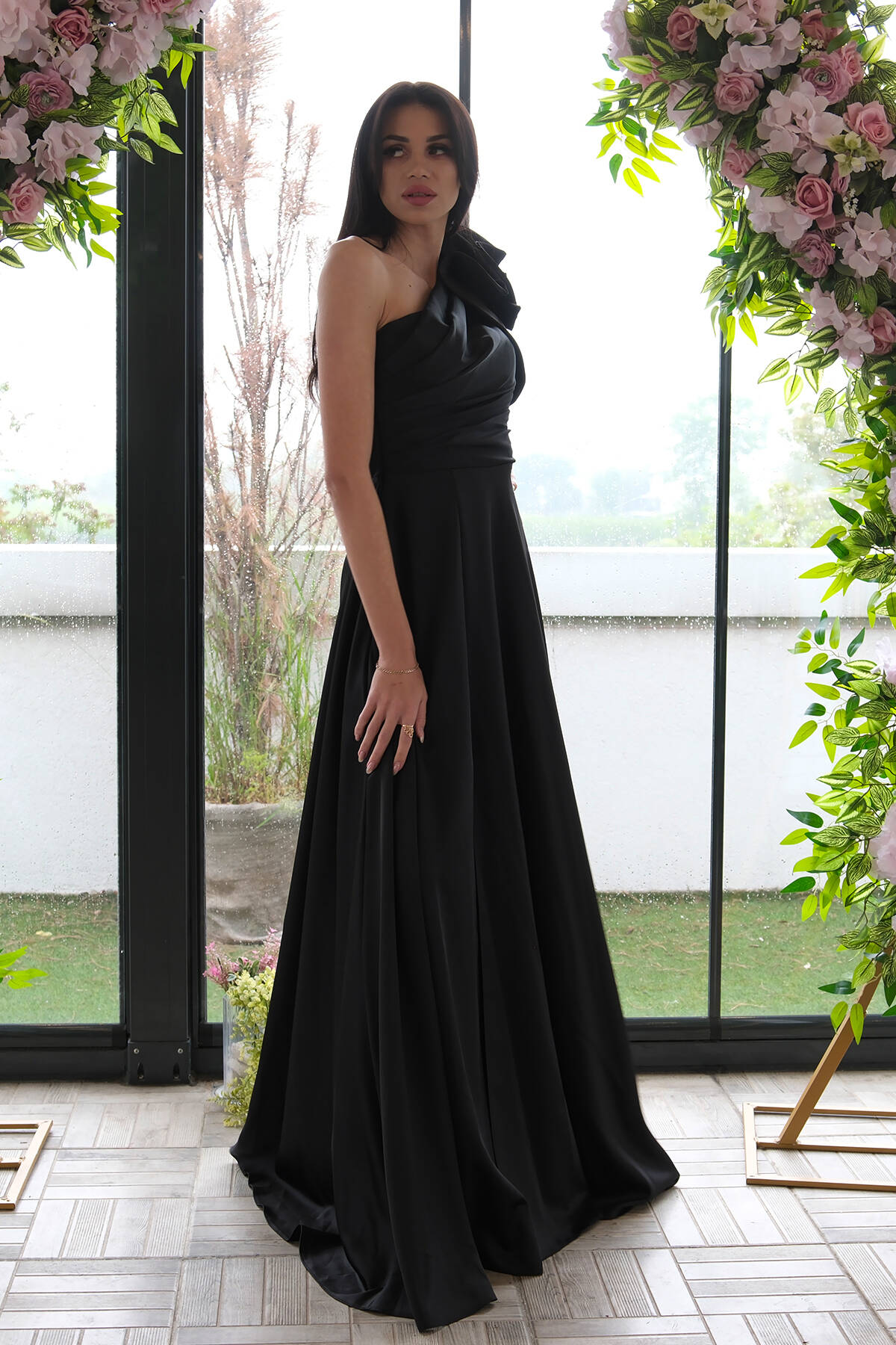 Siyah Saten Omuz Fiyonklu Abiye Elbise 1302192.01 Siyah