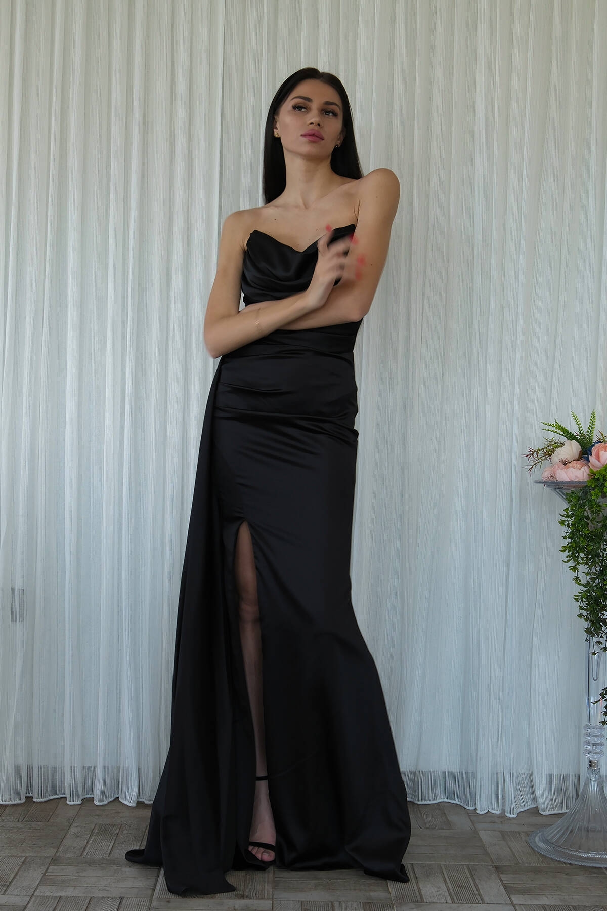 Siyah Straplez Drape Detaylı Yırtmaçlı Saten Kumaş Abiye Elbise 1607209.01 