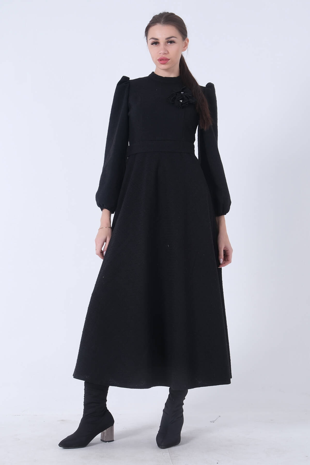 Siyah Tüvid Kumaş Çiçek Detaylı Kolları Lastikli Seyyar Kuşaklı Elbise 4593267.01 