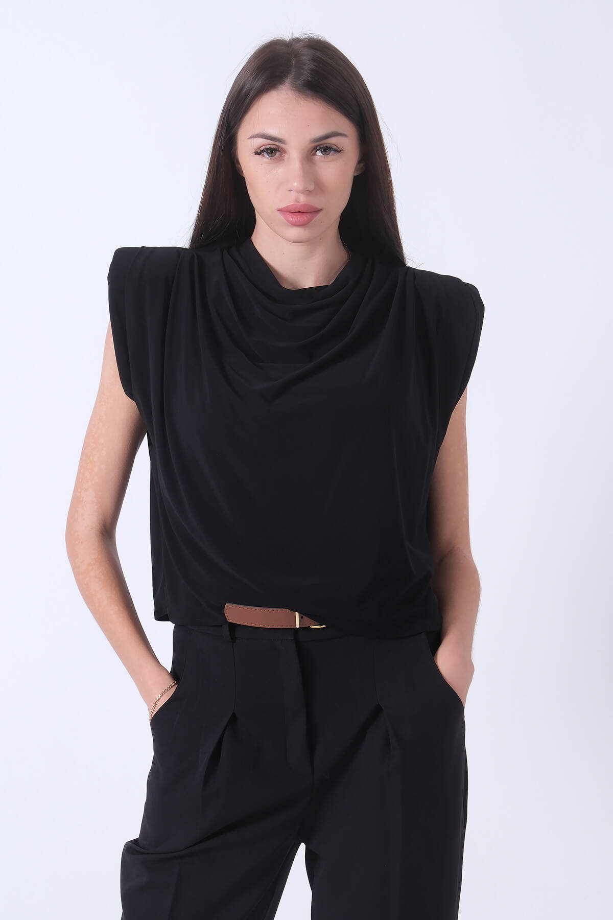Siyah Vatkalı Sıfır Kol Bluz 4202720.01 