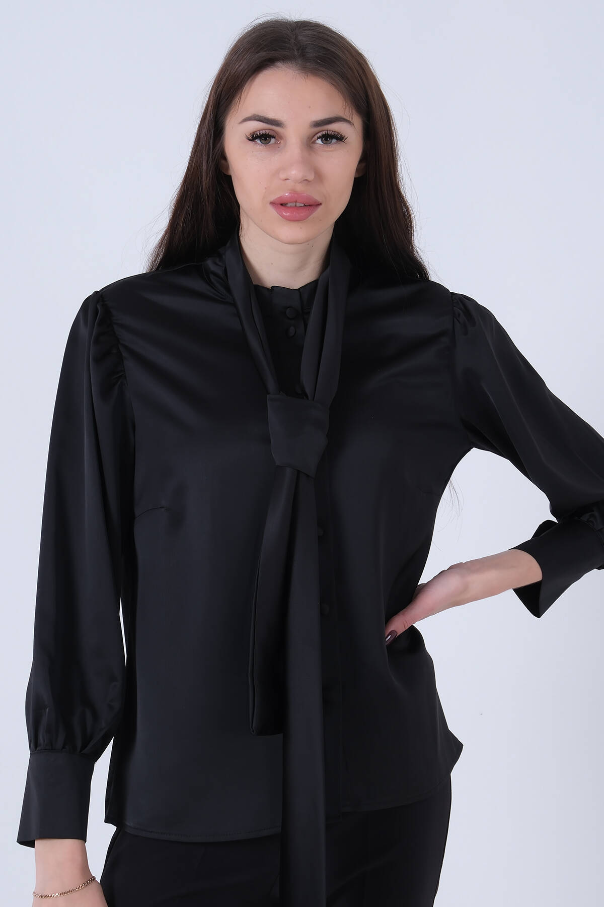 Siyah Yaka Bağlama Detaylı Saten Bluz 3972917.01 