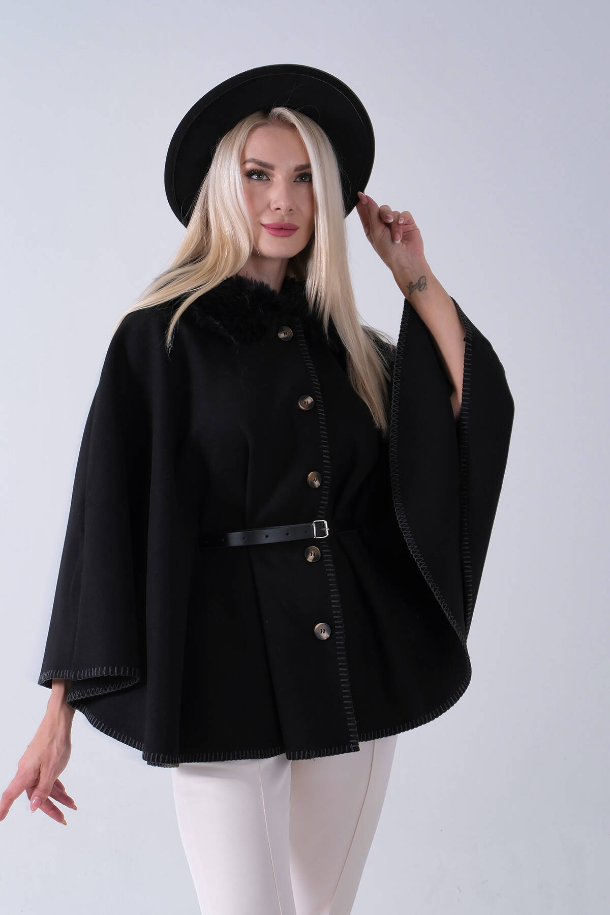 Siyah Yakası Kürklü Dikiş Detaylı Kemerli Panço 47122731.01 - Ardanewline (1)