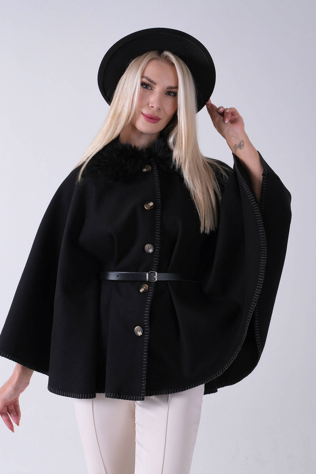 Siyah Yakası Kürklü Dikiş Detaylı Kemerli Panço 47122731.01 Siyah