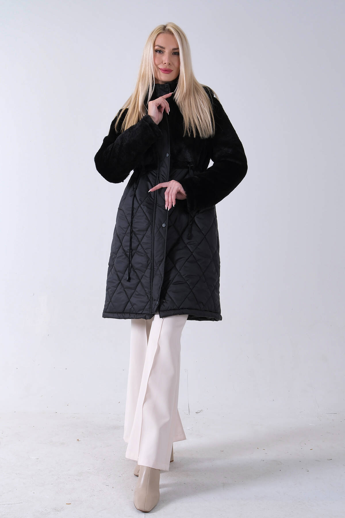 Siyah Yarım Peluş Detaylı Belden Sıktırmalı Kapüşonlu Baklava Desen Mont 44520211.01 - Ardanewline