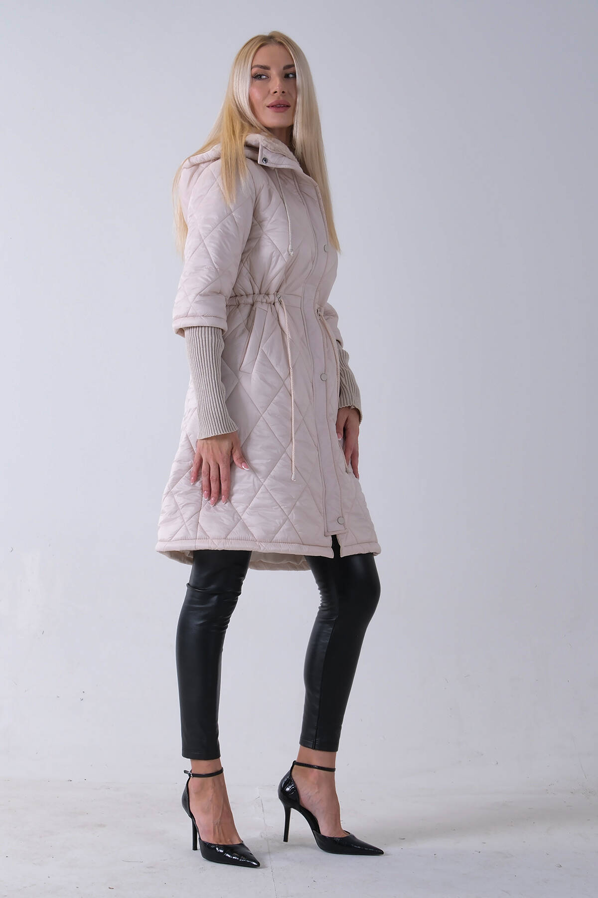 Taş Bileği Lastikli Kapüşonlu Baklava Desenli Şişme Mont 44520207.50 - Ardanewline (1)