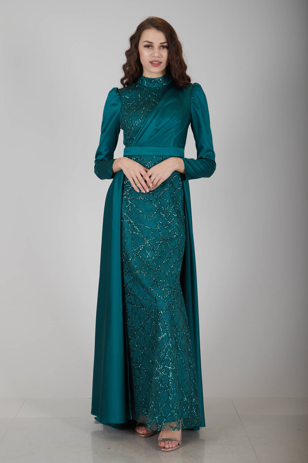 Zümrüt Sim Detaylı Kuyruklu Tesettür Saten Abiye Elbise 6502390.123 